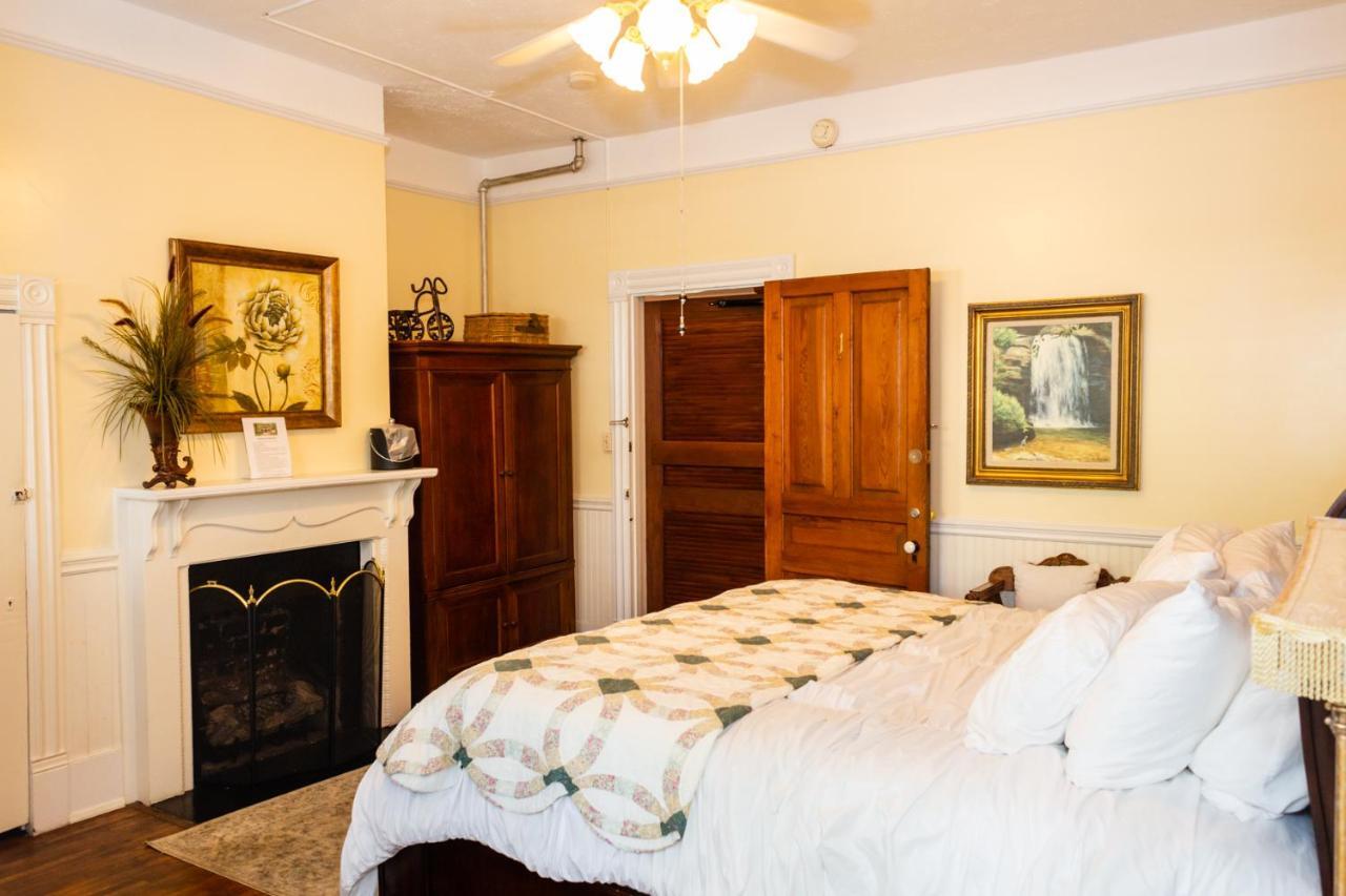 The Charleston Inn Hendersonville Nc Extérieur photo